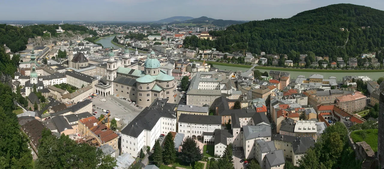 Panorama del centro storico di Salisburgo dalla fortezza
